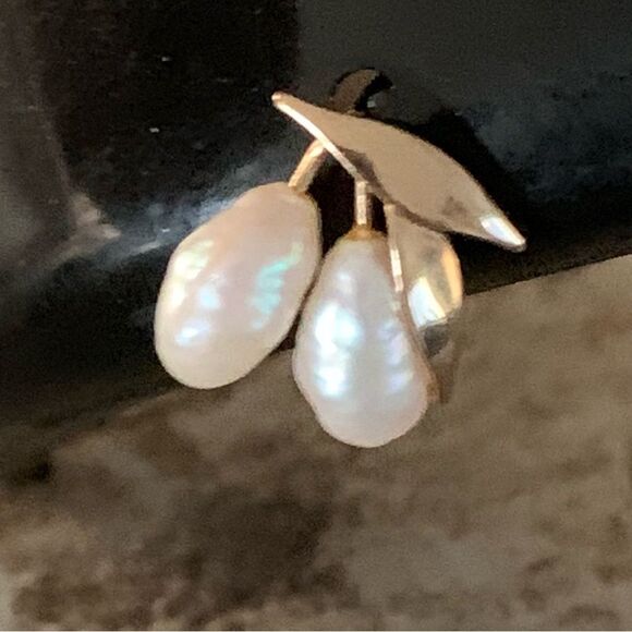 14K Yellow Gold Baroque Pearl Stud Earrings Fruit Motif Leaf Cluster 0.7g (FLAW) - Picture 14 of 16